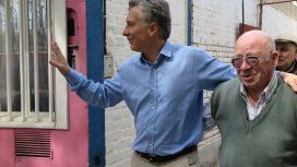 Mauricio Macri con jubilados durante la campaña Mauricio Macri con jubilados durante la campaña