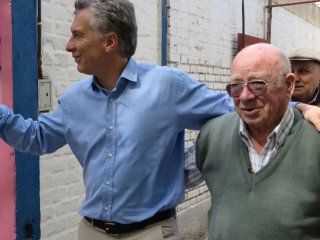 Mauricio Macri con jubilados durante la campaña Mauricio Macri con jubilados durante la campaña