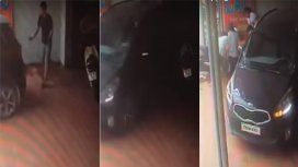 Ayudaba a estacionar y lo atropelló el auto Ayudaba a estacionar y lo atropelló el auto