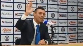 Escándalo en México: el Patón Guzman irrumpió sacado en la conferencia del DT rival Escándalo en México: el Patón Guzman irrumpió sacado en la conferencia del DT rival