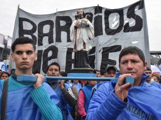 Barrios de Pie es una de las organizaciones sociales que se moviliza Barrios de Pie es una de las organizaciones sociales que se moviliza