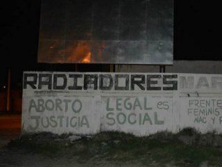 bahia blanca: detuvieron a cinco mujeres por hacer pintadas a favor de la despenalizacion del aborto bahia blanca: detuvieron a cinco mujeres por hacer pintadas a favor de la despenalizacion del aborto