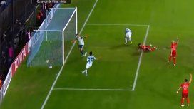 Armani ve la pelota adentro de su arco pero el árbitro ya había anulado la jugada Armani ve la pelota adentro de su arco pero el árbitro ya había anulado la jugada