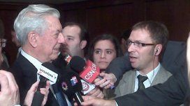Gustavo Valenza con Mario Vargas Llosa Gustavo Valenza con Mario Vargas Llosa