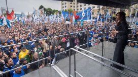 Cristina Kirchner con los tribunales de Comodoro Py en el fondo Cristina Kirchner con los tribunales de Comodoro Py en el fondo