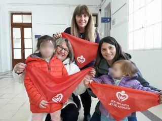 Pañuelos rojos para cambios en la ley de adopción - Crédito: Facook Andrea Petrone Pañuelos rojos para cambios en la ley de adopción - Crédito: Facook Andrea Petrone