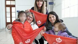 Pañuelos rojos para cambios en la ley de adopción - Crédito: Facook Andrea Petrone Pañuelos rojos para cambios en la ley de adopción - Crédito: Facook Andrea Petrone