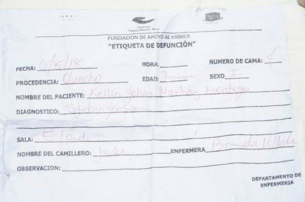 Le dijeron que su hija había muerto pero revivió en el velorio; está internada en grave estado