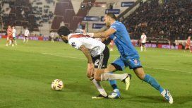 Nacho Scocco pelea por la pelota ante Marcos Díaz que lo saca con infracción Nacho Scocco pelea por la pelota ante Marcos Díaz que lo saca con infracción