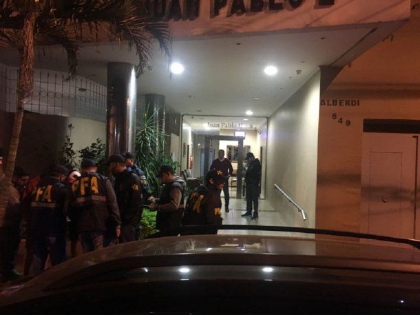 Personal de la PFA allanaba el edificio Juan Pablo II<br>