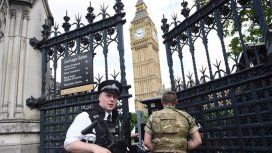Un automovilista se estrelló contra el Parlamento británico Un automovilista se estrelló contra el Parlamento británico