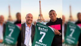 ¡Hincha oficial! Mbappé posó con la camiseta de Sarmiento en la Torre Eiffel ¡Hincha oficial! Mbappé posó con la camiseta de Sarmiento en la Torre Eiffel