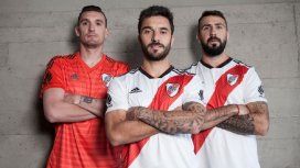 Armani, Scocco y Pratto lucen la nueva indumentaria Armani, Scocco y Pratto lucen la nueva indumentaria