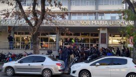 Una policía amamantó a un bebé internado en un hospital de La Plata y la foto se viralizó Una policía amamantó a un bebé internado en un hospital de La Plata y la foto se viralizó