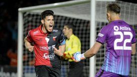 Ortiz celebra el gol del triunfo con Burián Ortiz celebra el gol del triunfo con Burián