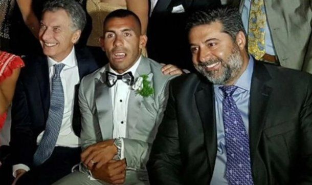 El Apache junto a Macri y Angelici en su casamiento