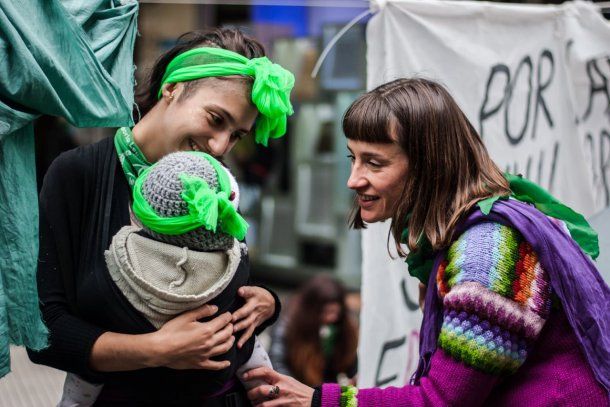 Militantes pro aborto reunidas frente al Congreso el día de la votación en el Senado.
