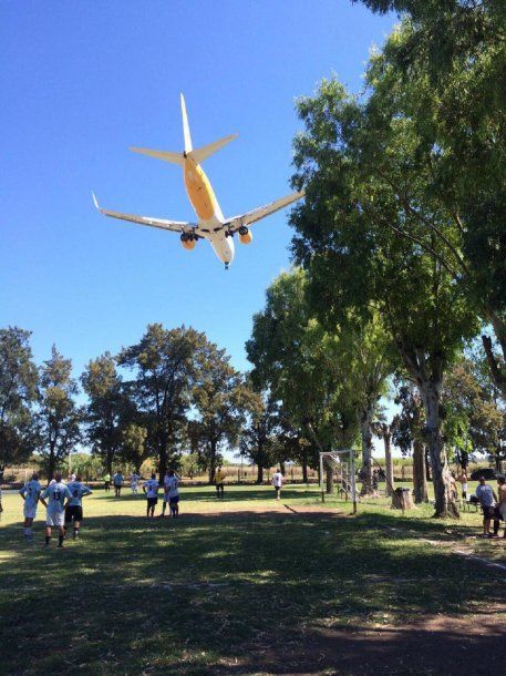 Avión de FlyBondi aterrizando en El Palomar<br>
