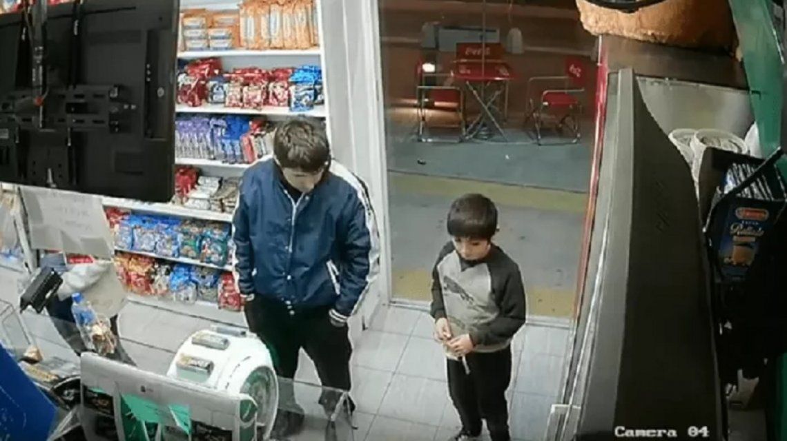 VIDEO: Usó a un nene para distraer al vendedor mientras robaba un kiosco