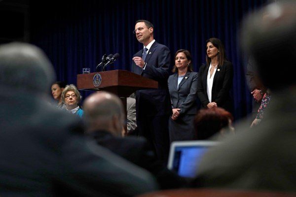 El fiscal general de Pensilvania, Josh Shapiro, denunció los escabrosos detalles de los abusos.