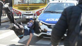 Represión y locura en La Plata: un patrullero atropelló a un manifestante Represión y locura en La Plata: un patrullero atropelló a un manifestante