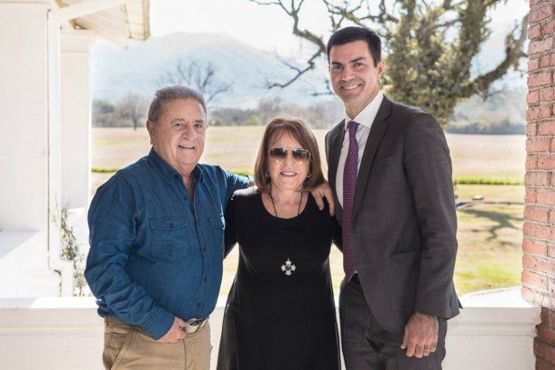 El gobernador de Salta coincidió con el ex presidente y su esposa, Chiche Duhalde
