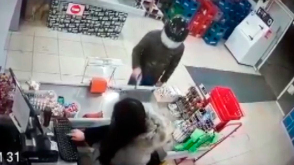 Un delincuente baleó a la cajera de un supermercado chino y escapó sin nada