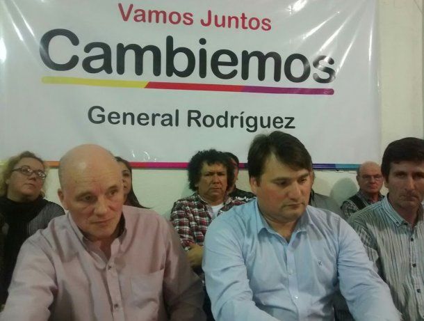 <p>Darío Kubar (camisa celeste), intendente de General Rodríguez</p>
