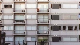 El balconing es la prueba temeraria de saltar de un balcón a otro, y suele terminar muy mal El balconing es la prueba temeraria de saltar de un balcón a otro, y suele terminar muy mal