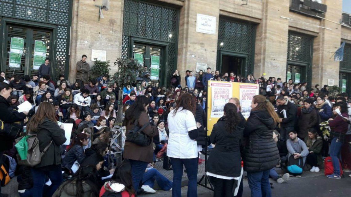 Clases públicas en la vereda de la Facultad de Medicina en Buenos Aires