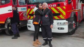 Carla tiene 22 años y quería ser bombera como su papá. Carla tiene 22 años y quería ser bombera como su papá.