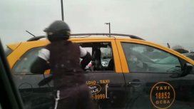 Así le robaron a un pasajero que estaba arriba de un taxi Así le robaron a un pasajero que estaba arriba de un taxi
