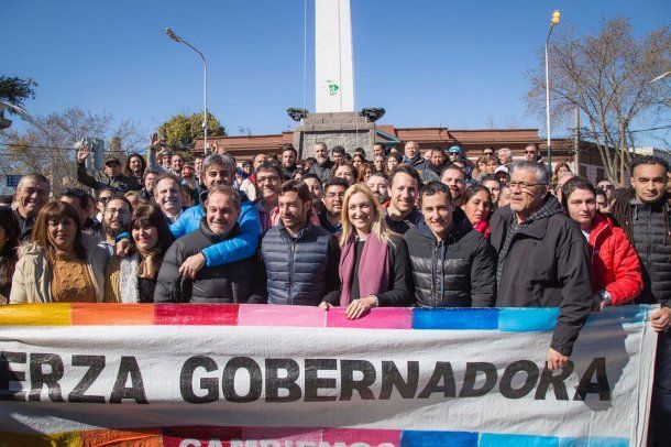 <p>Aldana Ahumada, Federico Salvai y referentes de Cambiemos Merlo.</p>