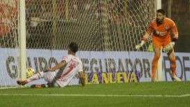 Franco Fragapane marca el empate ante la mirada de Nicolás Navarro Franco Fragapane marca el empate ante la mirada de Nicolás Navarro