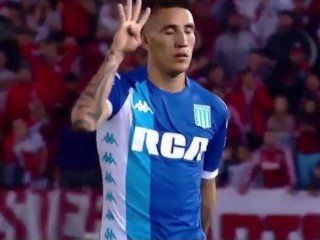 Centurión les marca un 4 a los hinchas de River antes de irse expulsado Centurión les marca un 4 a los hinchas de River antes de irse expulsado