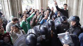 Incidentes entre trabajadores y la policía frente al Ministerio de Agroindustria: despidieron a 600 trabajadores Incidentes entre trabajadores y la policía frente al Ministerio de Agroindustria: despidieron a 600 trabajadores