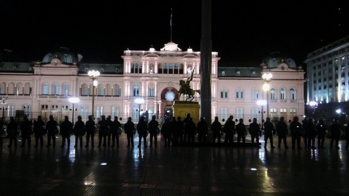 Tensión en Plaza de Mayo. Crédito: @rparrottino