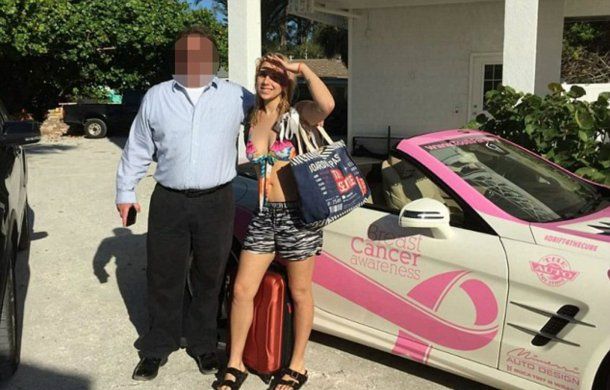 Sheen y uno de sus clientes satisfechos