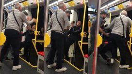 Lo quisieron tirar del tren en movimiento porque escuchaba música muy fuerte Lo quisieron tirar del tren en movimiento porque escuchaba música muy fuerte
