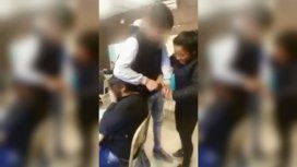La chica se tapó la cara mientras sus compañeros le cortaban el pelo La chica se tapó la cara mientras sus compañeros le cortaban el pelo