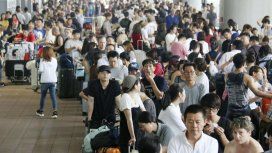 Miles de pasajeros quedaron varados en el aeropuerto de Kansaiy esperan ir a Osaka en colectivo Miles de pasajeros quedaron varados en el aeropuerto de Kansaiy esperan ir a Osaka en colectivo