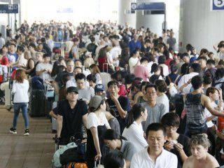 Miles de pasajeros quedaron varados en el aeropuerto de Kansaiy esperan ir a Osaka en colectivo Miles de pasajeros quedaron varados en el aeropuerto de Kansaiy esperan ir a Osaka en colectivo