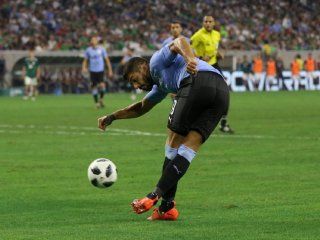 La rabona de Luis Suárez ante México dio la vuelta al mundo La rabona de Luis Suárez ante México dio la vuelta al mundo