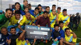 El festejo de Temperley con el cheque que se lleva el ganador El festejo de Temperley con el cheque que se lleva el ganador