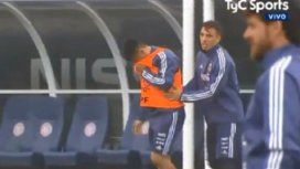 ¿Venganza por la eliminación de la Libertadores? El manotazo de un jugador de Racing al Pity Martínez ¿Venganza por la eliminación de la Libertadores? El manotazo de un jugador de Racing al Pity Martínez