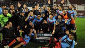 El festejo de Brown de Adrogué tras eliminar a Independiente El festejo de Brown de Adrogué tras eliminar a Independiente