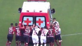 Jugadores empujaron a una ambulancia que se quedó en la cancha durante Flamengo-Vasco da Gama Jugadores empujaron a una ambulancia que se quedó en la cancha durante Flamengo-Vasco da Gama