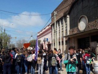 Protesta en un colegio de Cañuelas por el acoso de un cura Protesta en un colegio de Cañuelas por el acoso de un cura