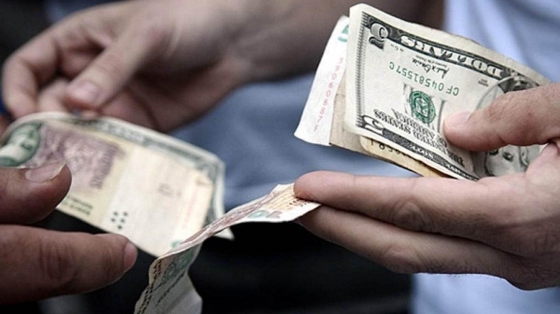 El dólar blue sigue en picada: cayó por debajo del valor del oficial antes de las elecciones