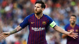 El festejo del 10, con la cinta de capitán en su brazo El festejo del 10, con la cinta de capitán en su brazo